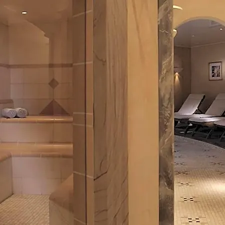 Weisses Roessl Hotel